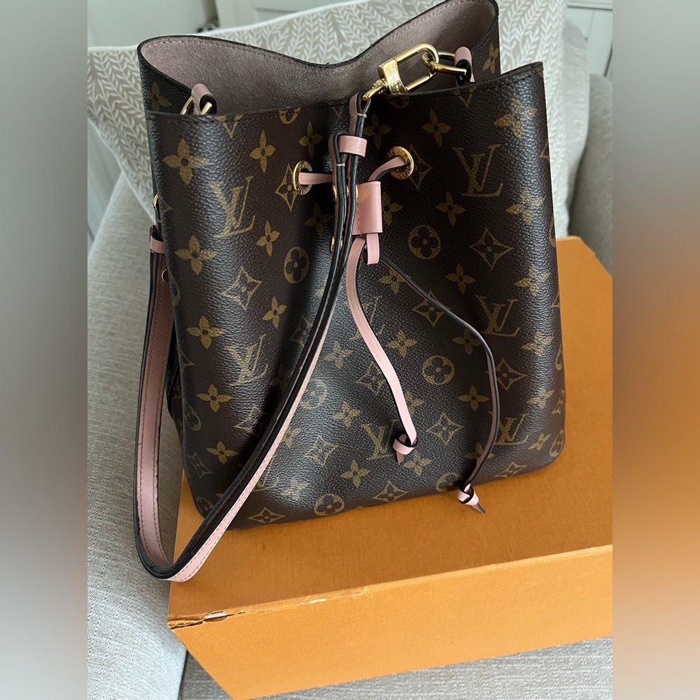 Authentic Neo Noe Poudre with added LV Silk in great condition